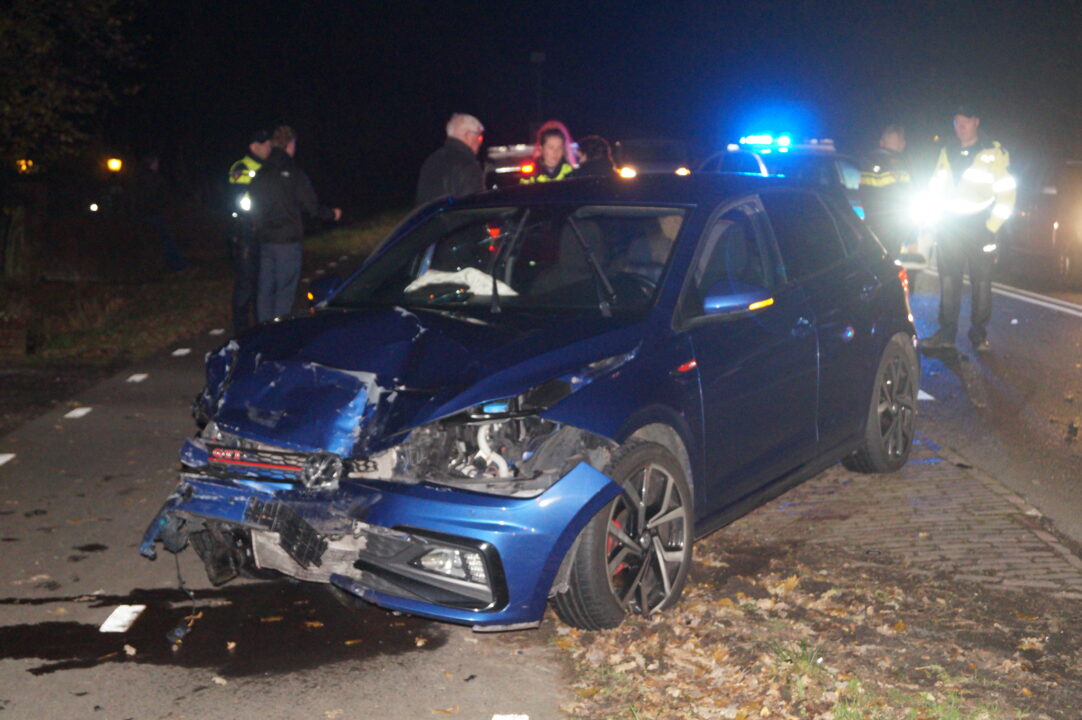 Automobilist rijdt achterop busje bij Noardburgum