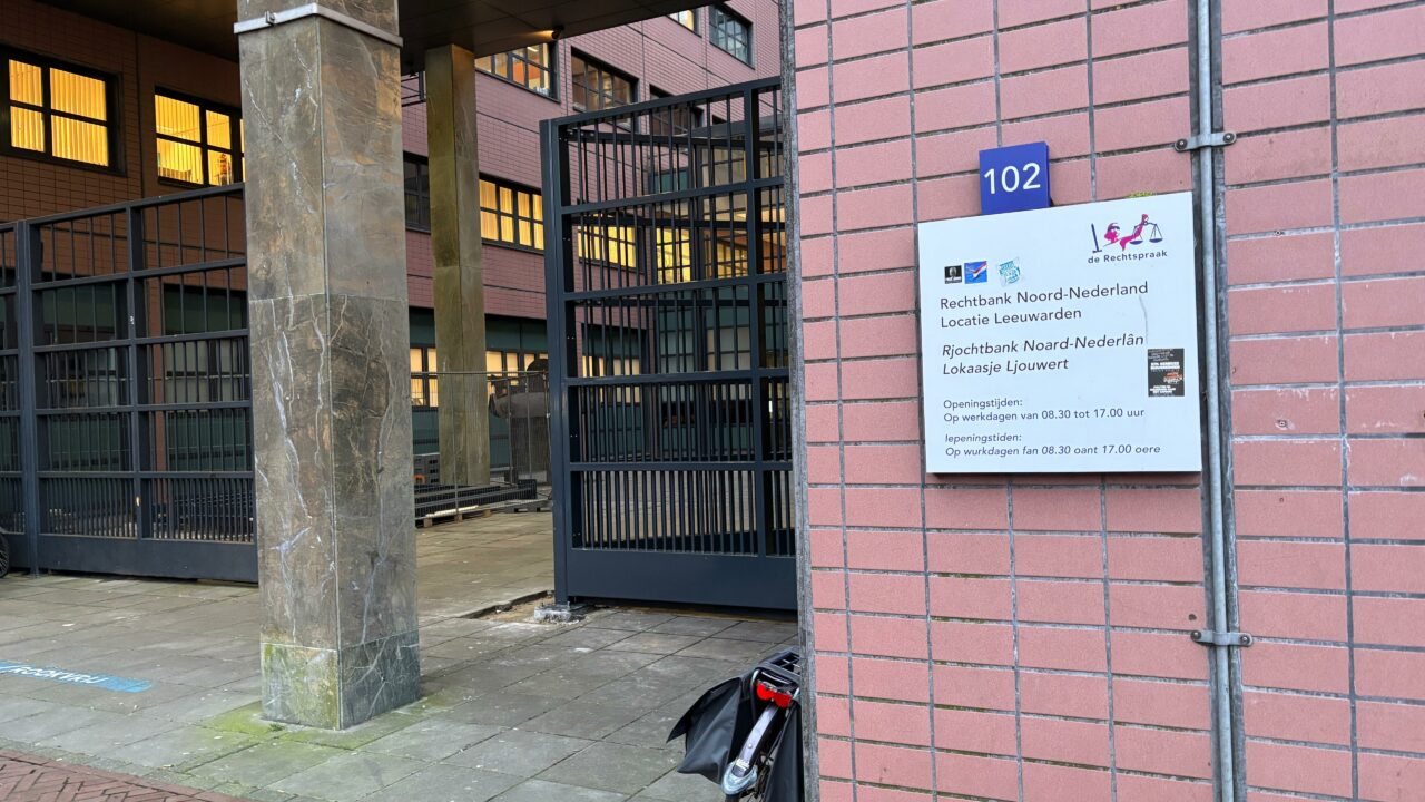 Man (27) rijdt door drie tuinen in Boelenslaan