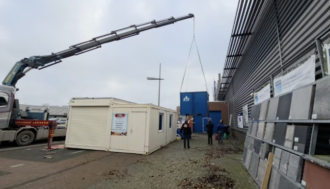 Oliebollenkraam in Dokkum weer open na aanrijding