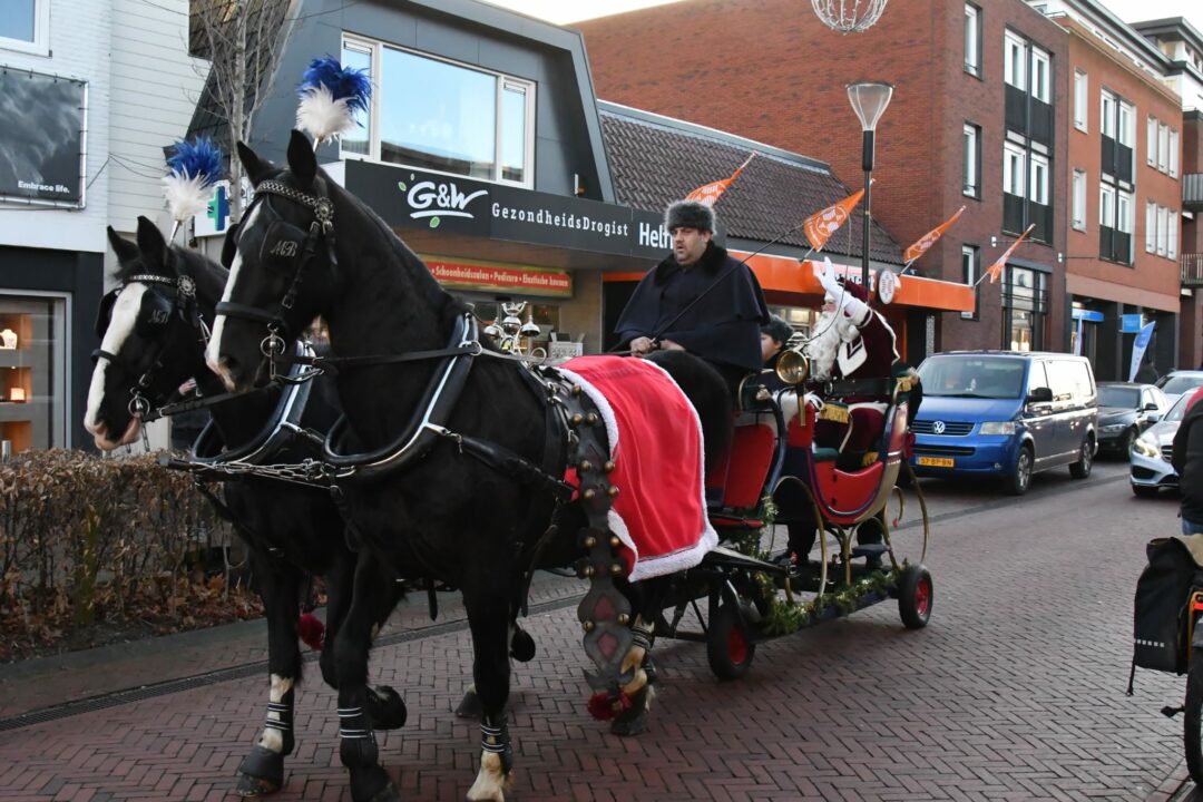 Kerstman op bezoek in Surhuisterveen: gezelligheid in het centrum