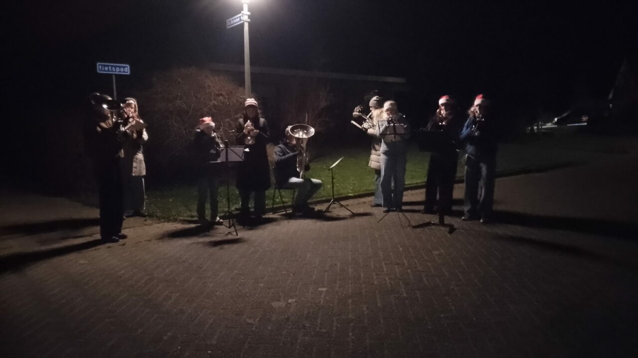 Kerstmuziek bij het krieken van de dag in Buitenpost