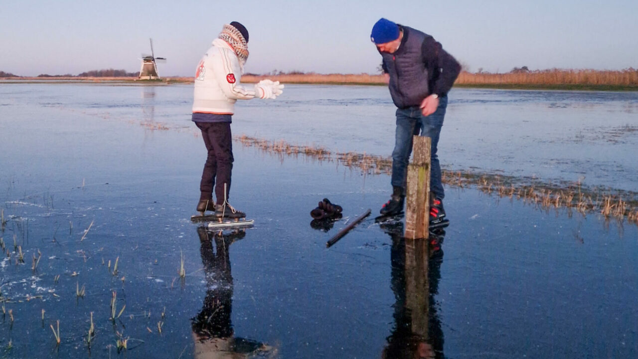 Eerste schaatsers glijden over het ijs op de Ryptsjerksterpolder