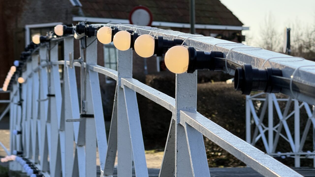 Politieke steun na vernielingen: cheque voor beschadigde kerstverlichting in Dokkum