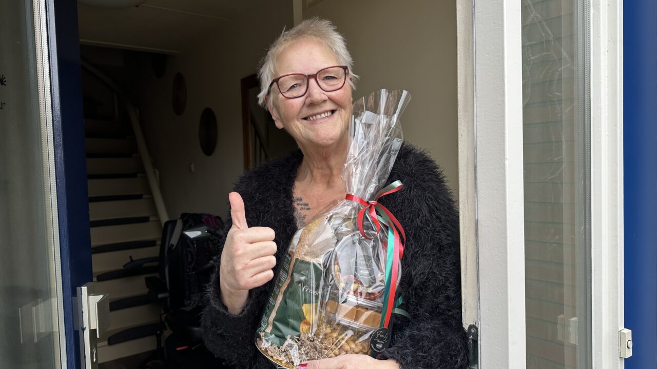 RTV NOF-Kerstpakket brengt lichtpuntje voor Jannie uit Surhuisterveen