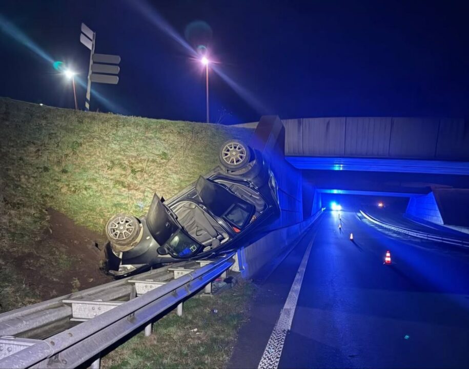 Auto belandt op vangrail (N356) bij Hurdegaryp