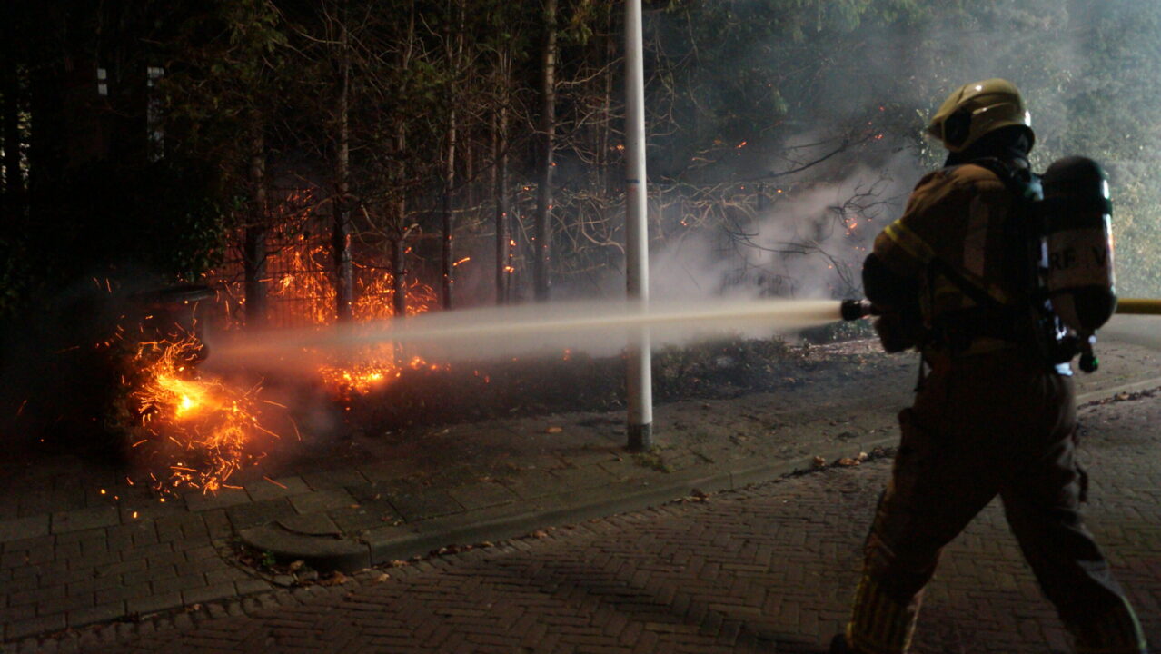 Coniferen in brand aan de Wylgewei in Twijzelerheide