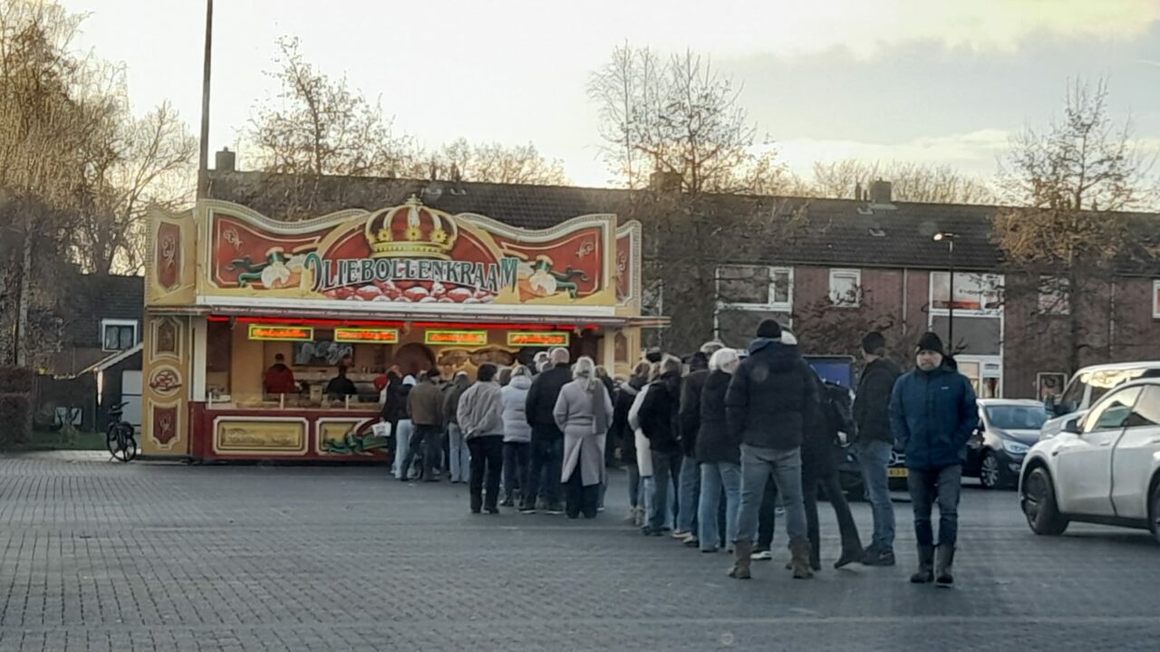 Drukte bij de oliebollenkramen op oudejaarsdag in de regio
