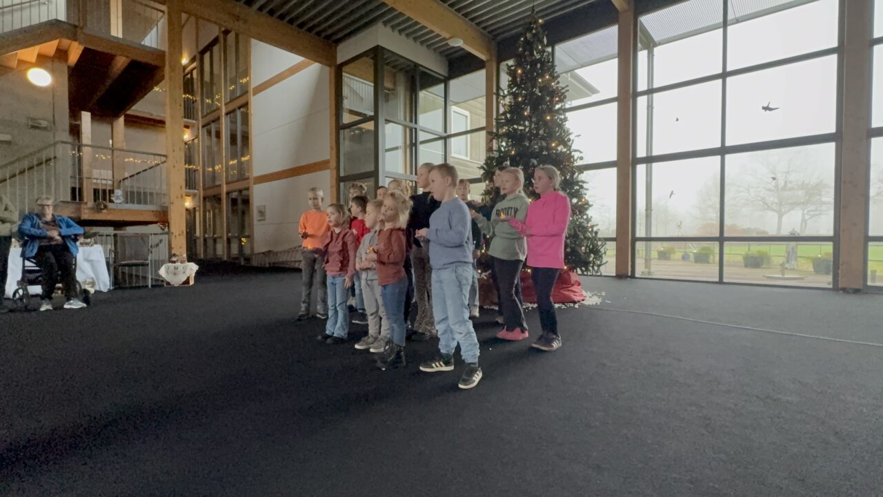 Kerstkoor cbs De Merlettes bezorgt bewoners de Koaster een glimlach