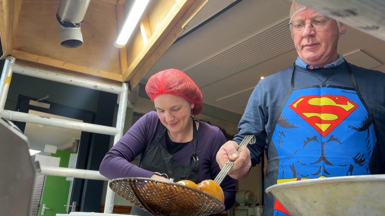 Oliebollen bakken voor Sumar: 