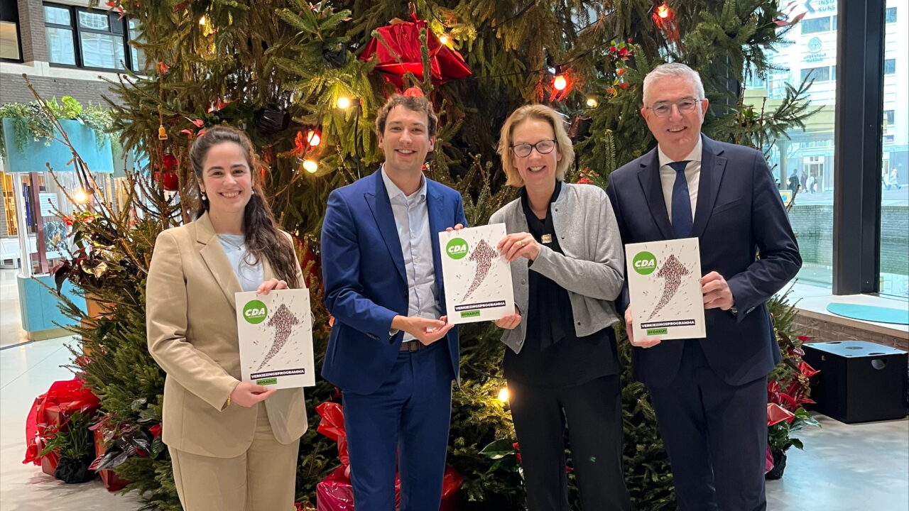 INGEZONDEN: CDA Achtkarspelen heeft het verkiezingsprogramma Foarút aangeboden aan de drie Noordelij