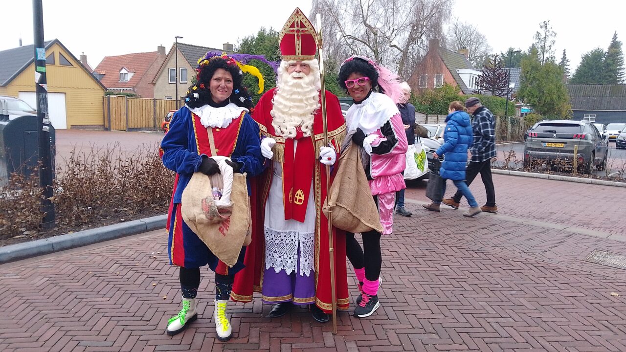 Sinterklaas shopt nog even in Buitenpost