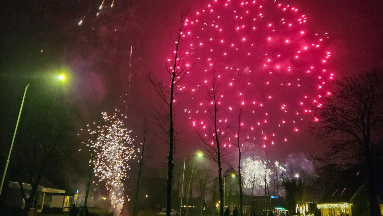 Achtkarspelen zet in op een gezamenlijke vuurwerkshow per dorp; zo doen andere gemeenten het
