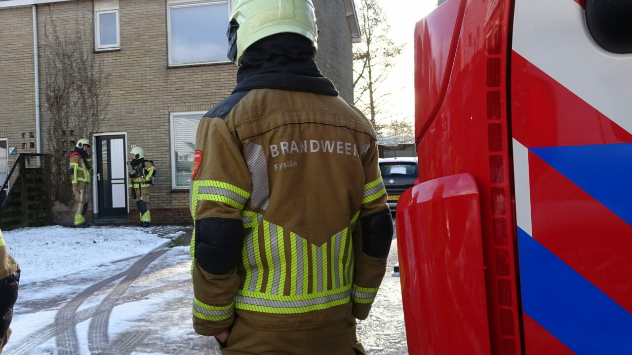 Gaslucht in woning Dokkum: brandweer verricht metingen