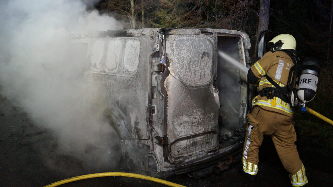 Bestelbus gaat in vlammen op in De Westereen