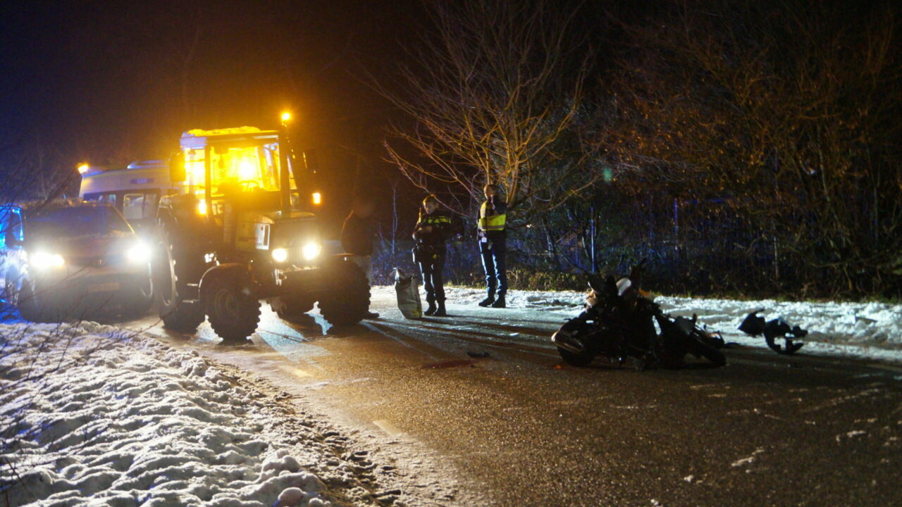 Trekker en bromfiets betrokken bij ernstig ongeval bij De Westereen