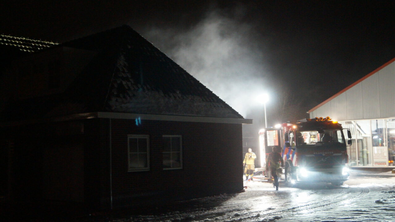 Brand in bijgebouw aan Roazeloane in De Westereen