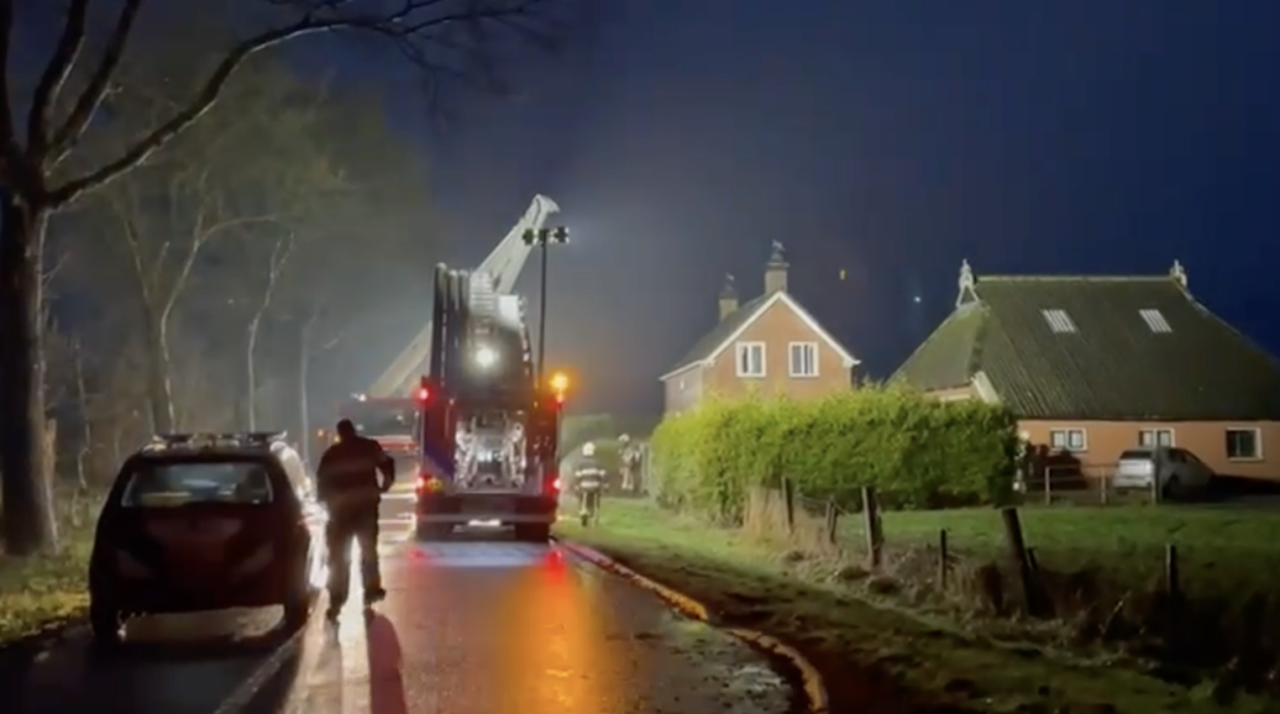 Schoorsteenbrand in Surhuizum snel onder controle
