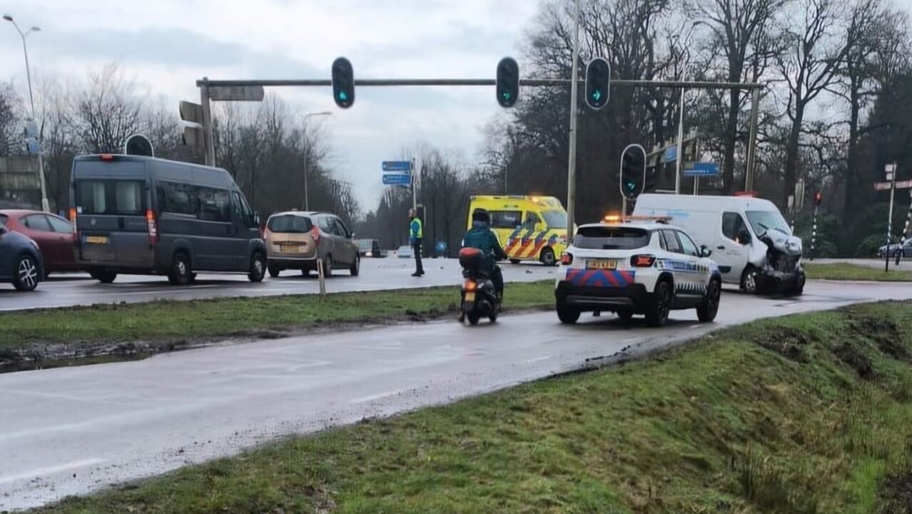 Botsing op kruising bij Ryptsjerk zorgt voor ravage, weg deels afgesloten