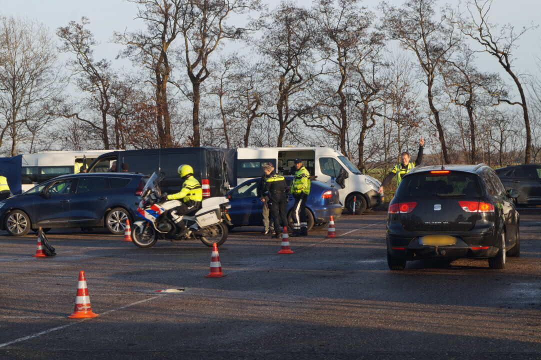 Grote verkeerscontrole op parkeerplaats E10 bij Ryptsjerk