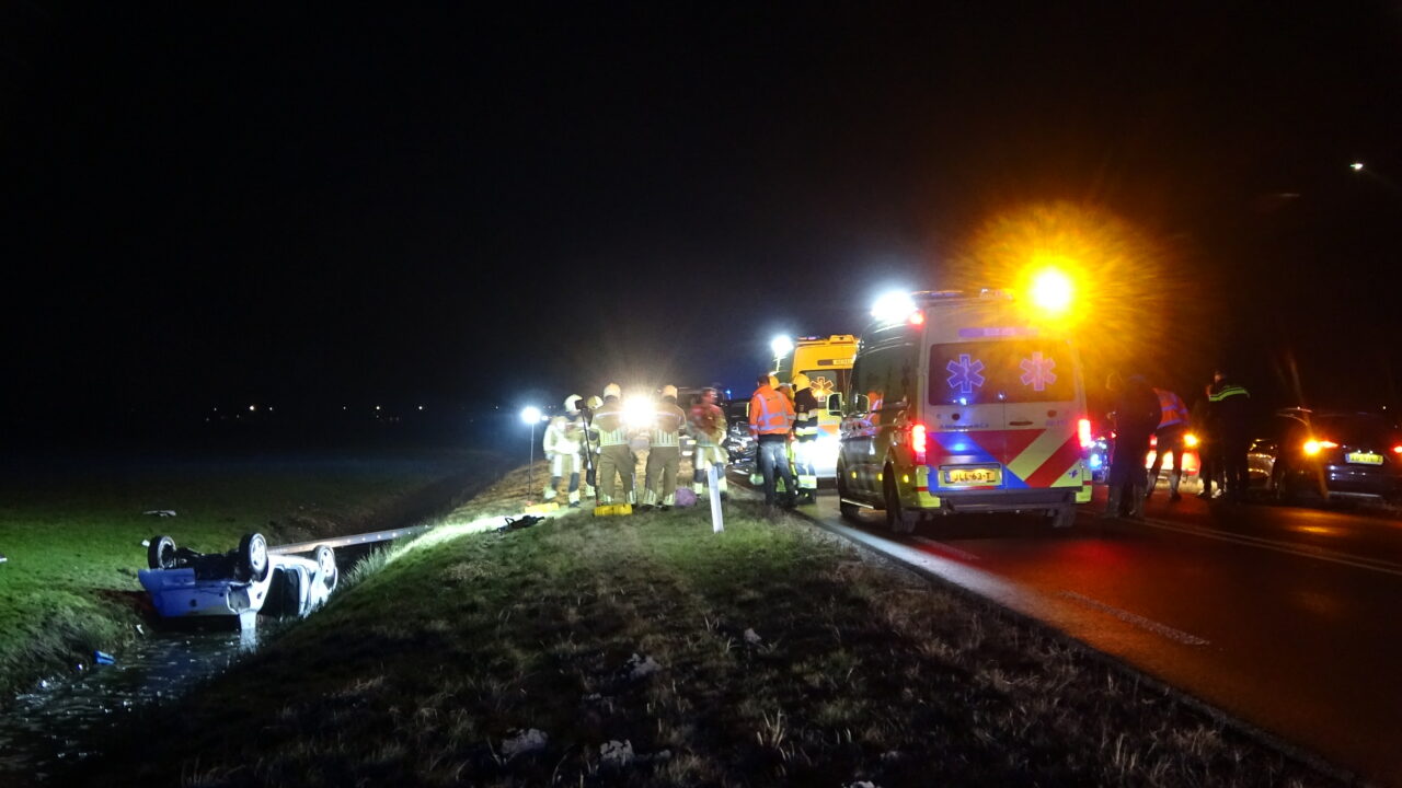 Vrouw (40) zwaargewond door ernstig ongeval tussen busje en auto