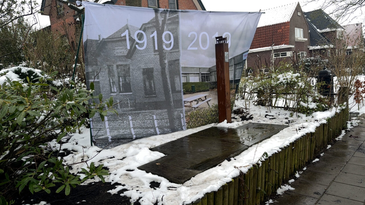 Monument voor 100 jaar voortgezet onderwijs in Ferwert onthuld: 