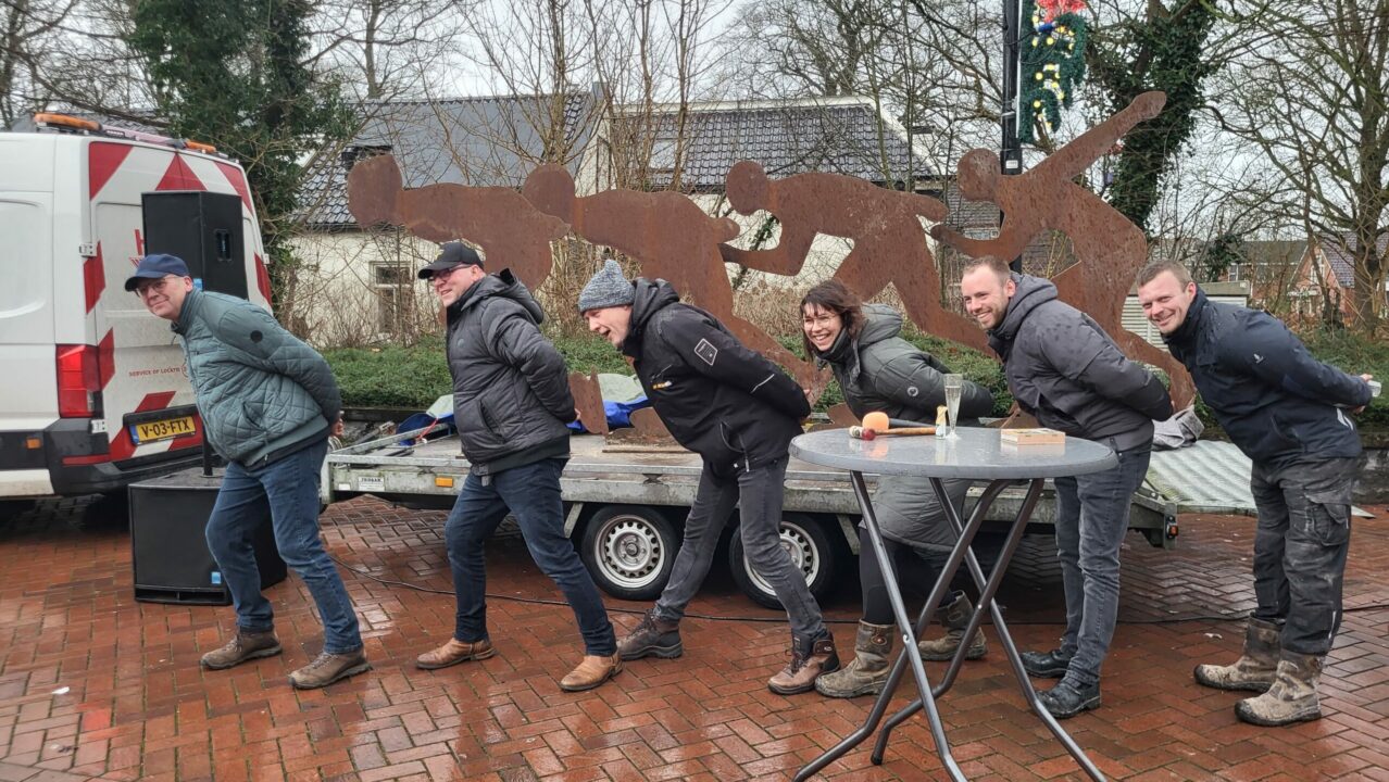 Verdwenen schaatsers uit Aldtsjerk duiken op in Grootegast: ludieke actie met serieuze ondertoon