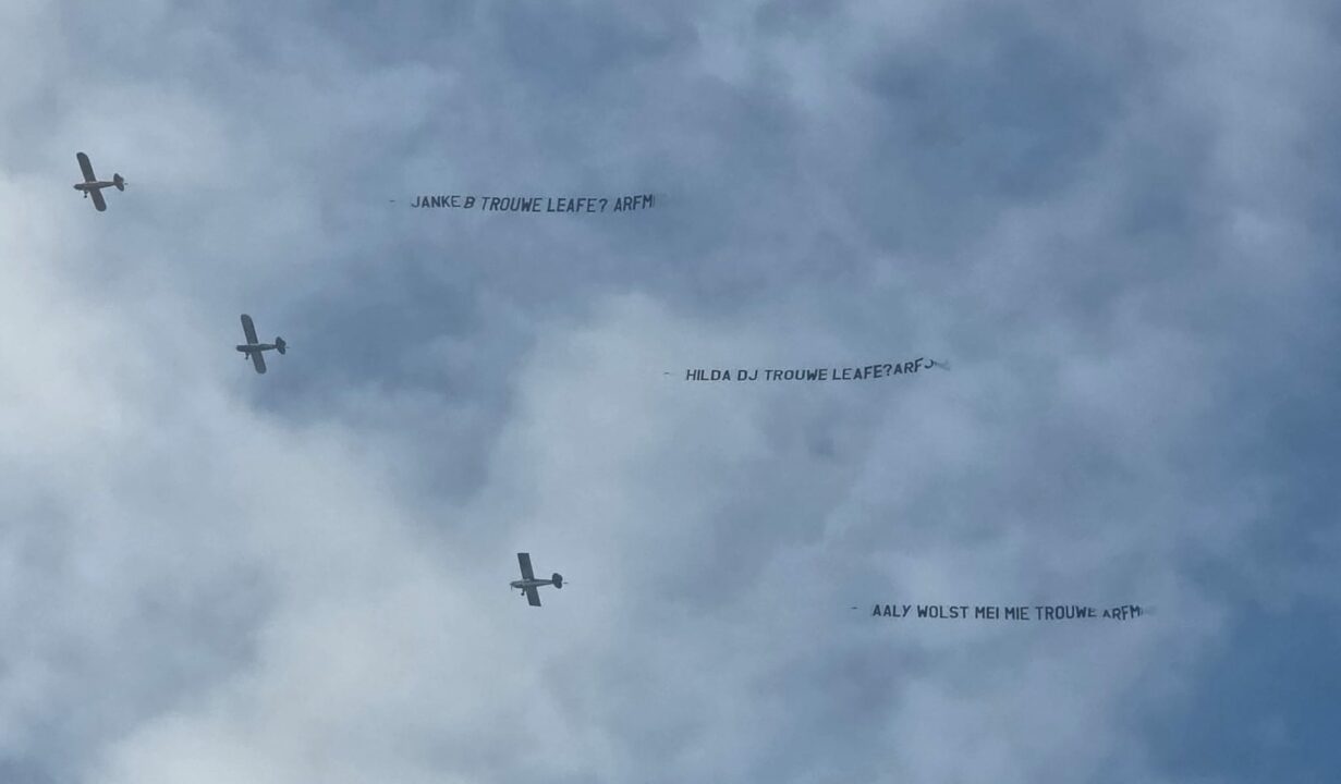 Vliegtuigjes met huwelijksaanzoeken gespot boven de Wâlden