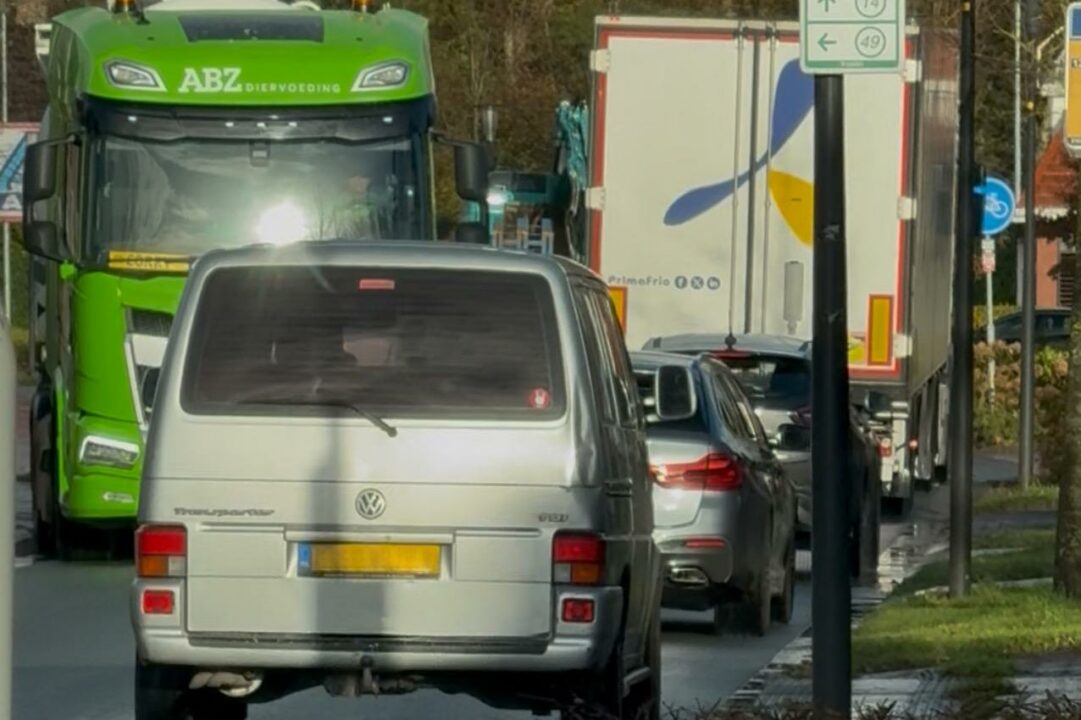 Zorgen over verkeersveiligheid Blauhústerwei in Surhuisterveen