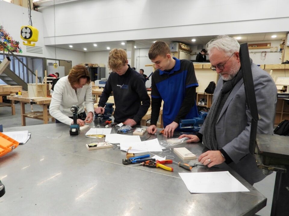 Bestuurders Fierder Onderwijs steken zelf ook de handen uit de mouwen bij Lauwers College Kollum
