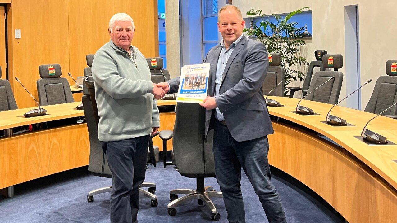 INGEZONDEN: Lijsttrekker Kees Wielstra overhandigt verkiezingsprogramma aan mede-oprichter Reinder R