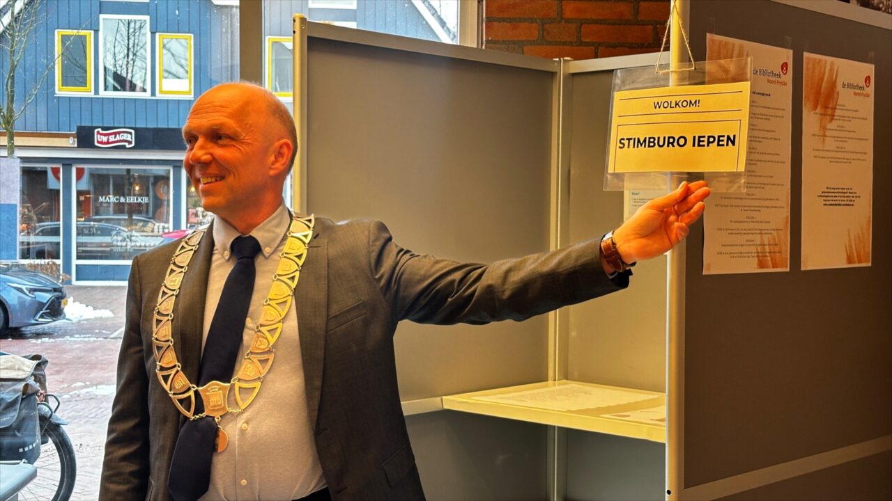 Burgemeester opent proefstemhokje Buitenpost: 
