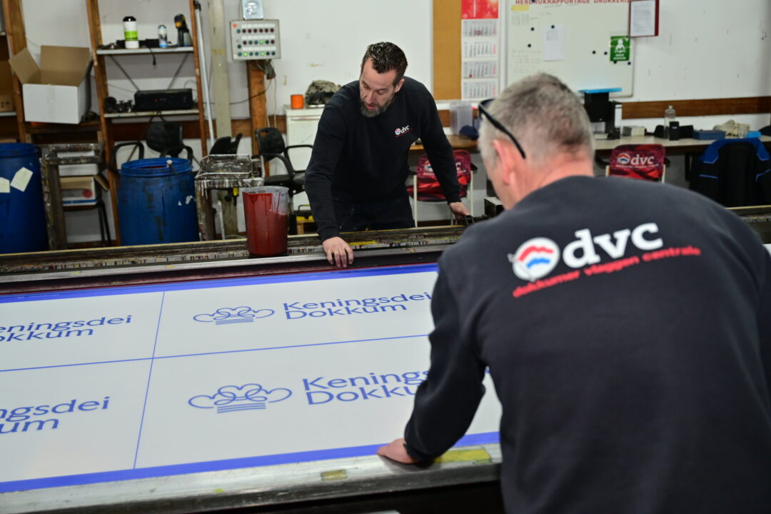 Eerste Keningsdei vlaggen gedrukt: ''Wy binne hartstikke grutsk op dat we dit dwaan meie''