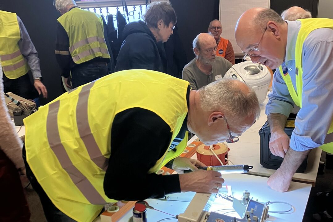 Repair Café houdt zitting in bibliotheek Dokkum