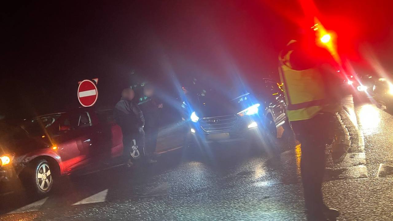 Auto botst op shovel op N361 bij Dokkum