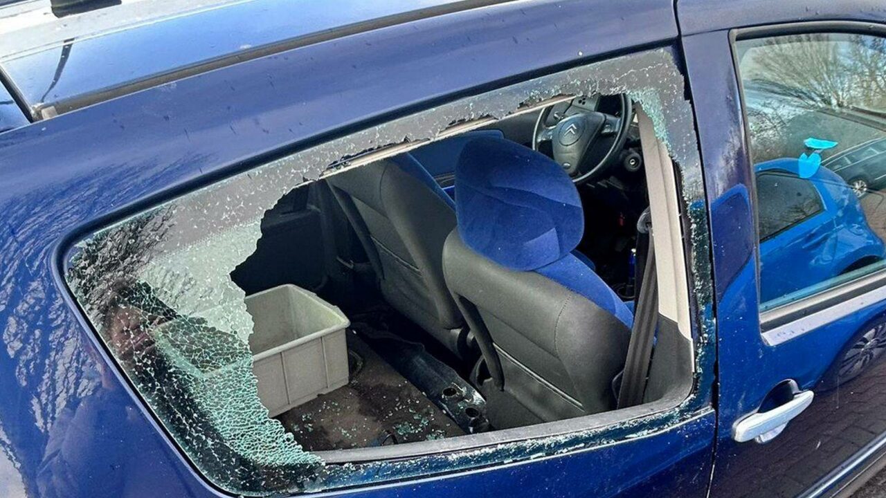 Auto zwaar beschadigd bij station in Buitenpost, politie zoekt getuigen