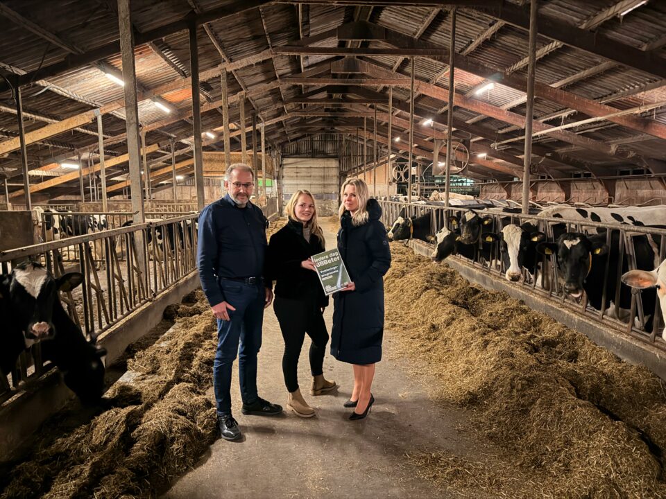 INGEZONDEN: BBB Dantumadiel overhandigt verkiezingsprogramma aan minister Femke Wiersma