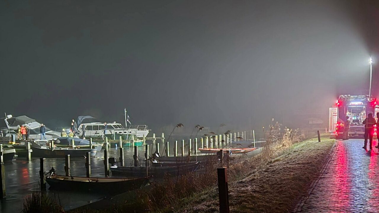 Boot maakt water in Earnewâld: brandweer grijpt op tijd in