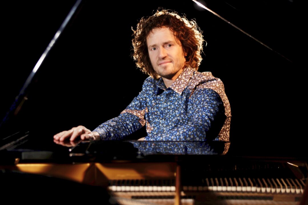 Warm luisterconcert van zanger/pianist Roon Staal in Dokkum