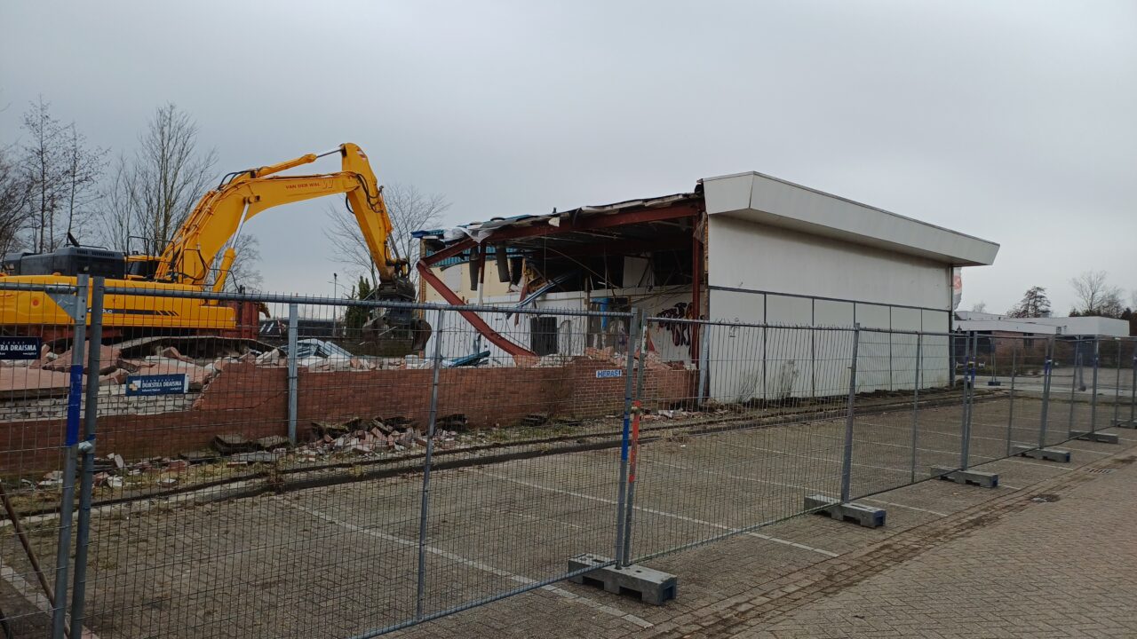 Sloop ‘De Nijverheid’ aan Noarder Stasjonsstrjitte in De Westereen gestart