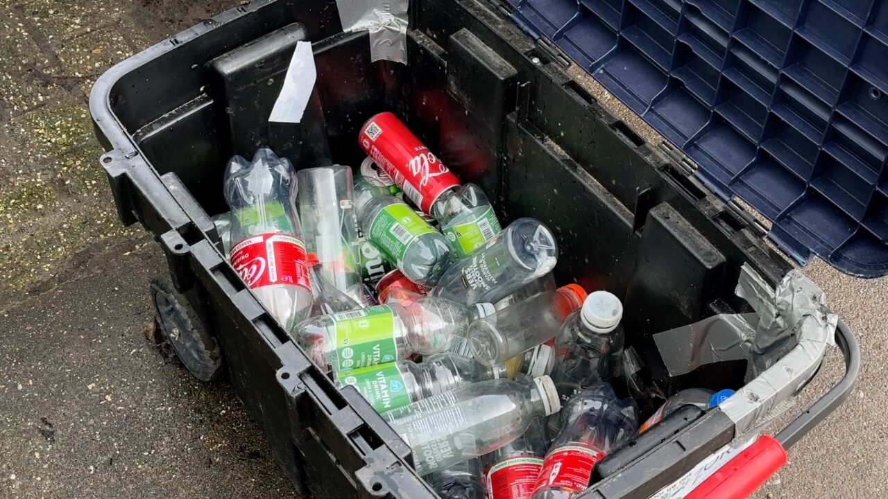 Nico uit Surhuisterveen zamelt blikjes in voor zorginstelling in het dorp: 