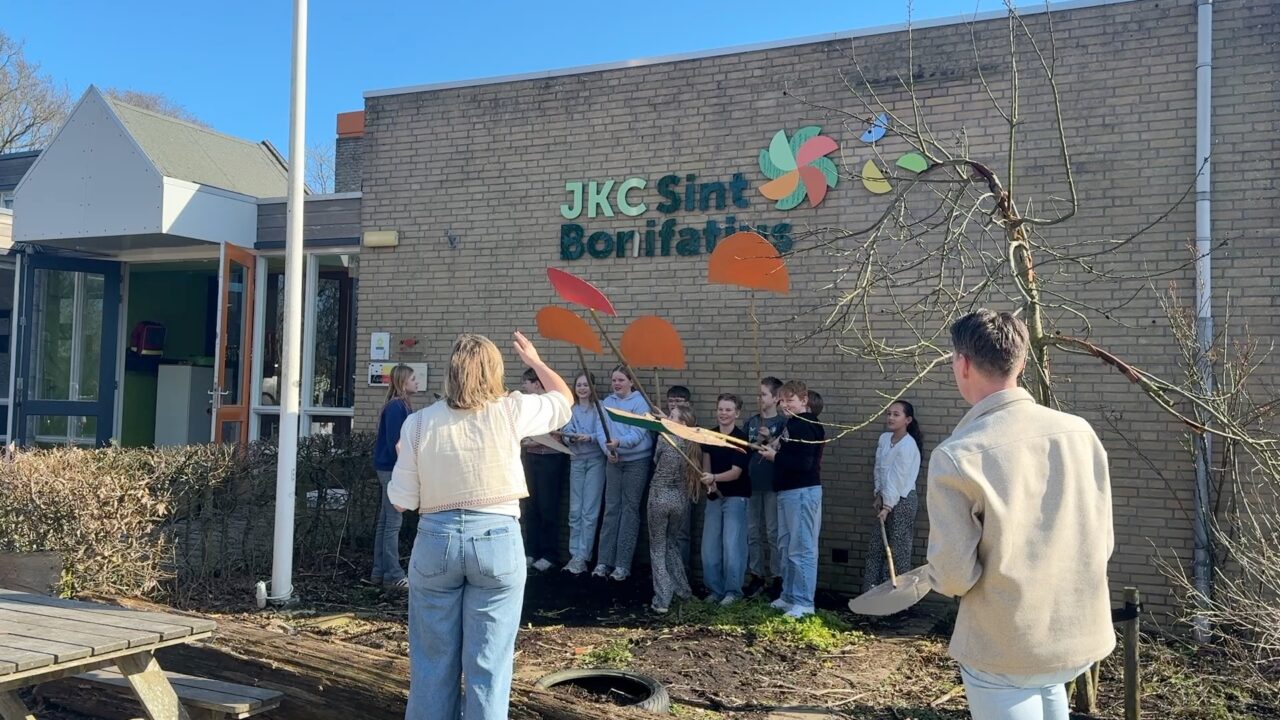Leerlingen onthullen nieuw logo van JKC Sint Bonifatius in Dokkum