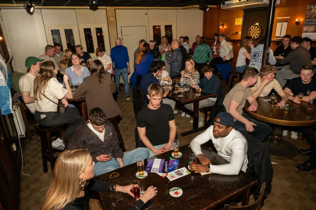 Pubquiz voor eerste stemmers trekt volle zaal in Dokkum