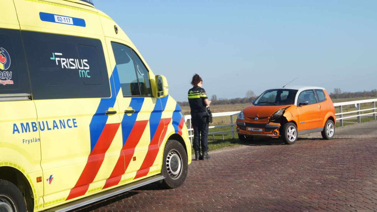 Aanrijding tussen personenauto en 45-km voertuig op brug bij De Westereen