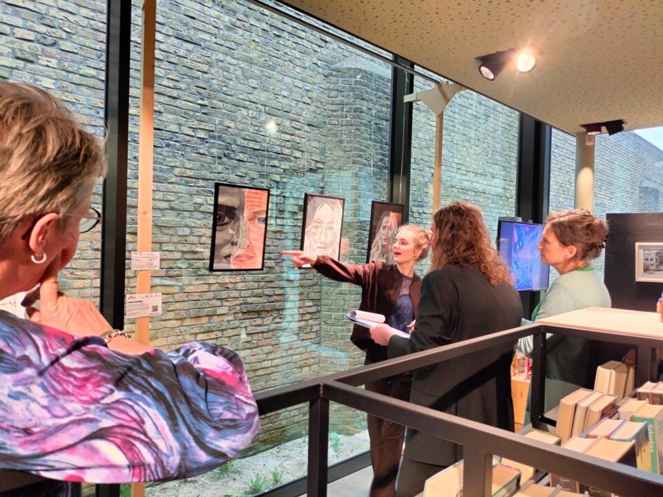 Leerlingen van !mpulse Kollum exposeren kunstwerken in dbieb in Leeuwarden