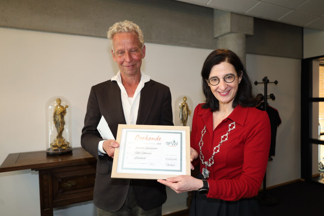 Klaas Stapensea ontvangt oorkonde eerste ljipaai Dantumadiel 2026