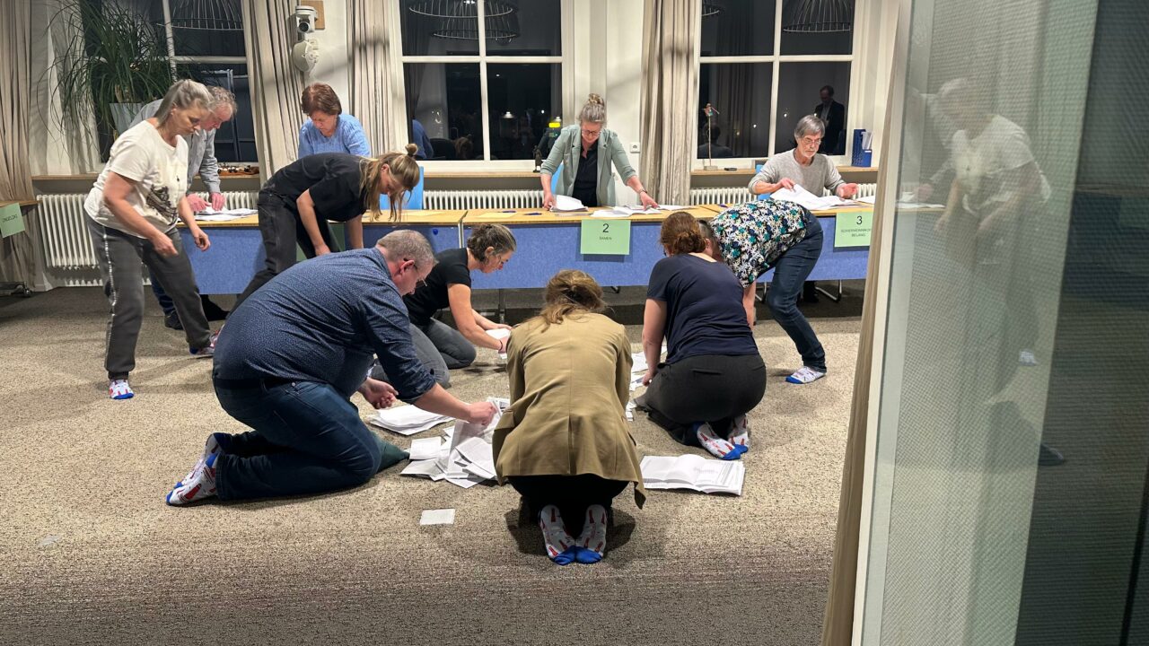 LIVEBLOG SCHIERMONNIKOOG - Wat is het geheim achter het razendsnelle stemmen tellen op Schiermonniko