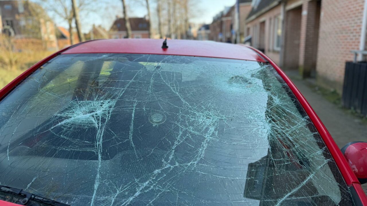 Tiental autoruiten in Dokkum kapot geslagen: 28-jarige Dokkumer aangehouden