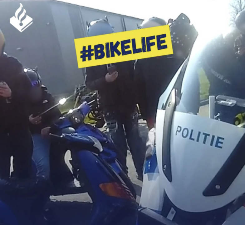 Politie houdt toezicht bij scootermeeting Surhuisterveen