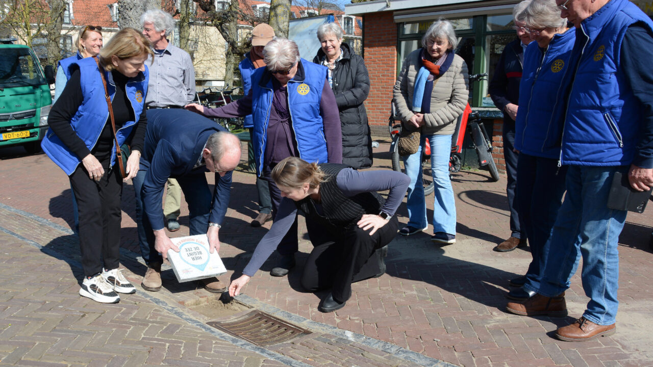 Eerste stoeptegel “Hier begint de zee” gelegd op Schiermonnikoog