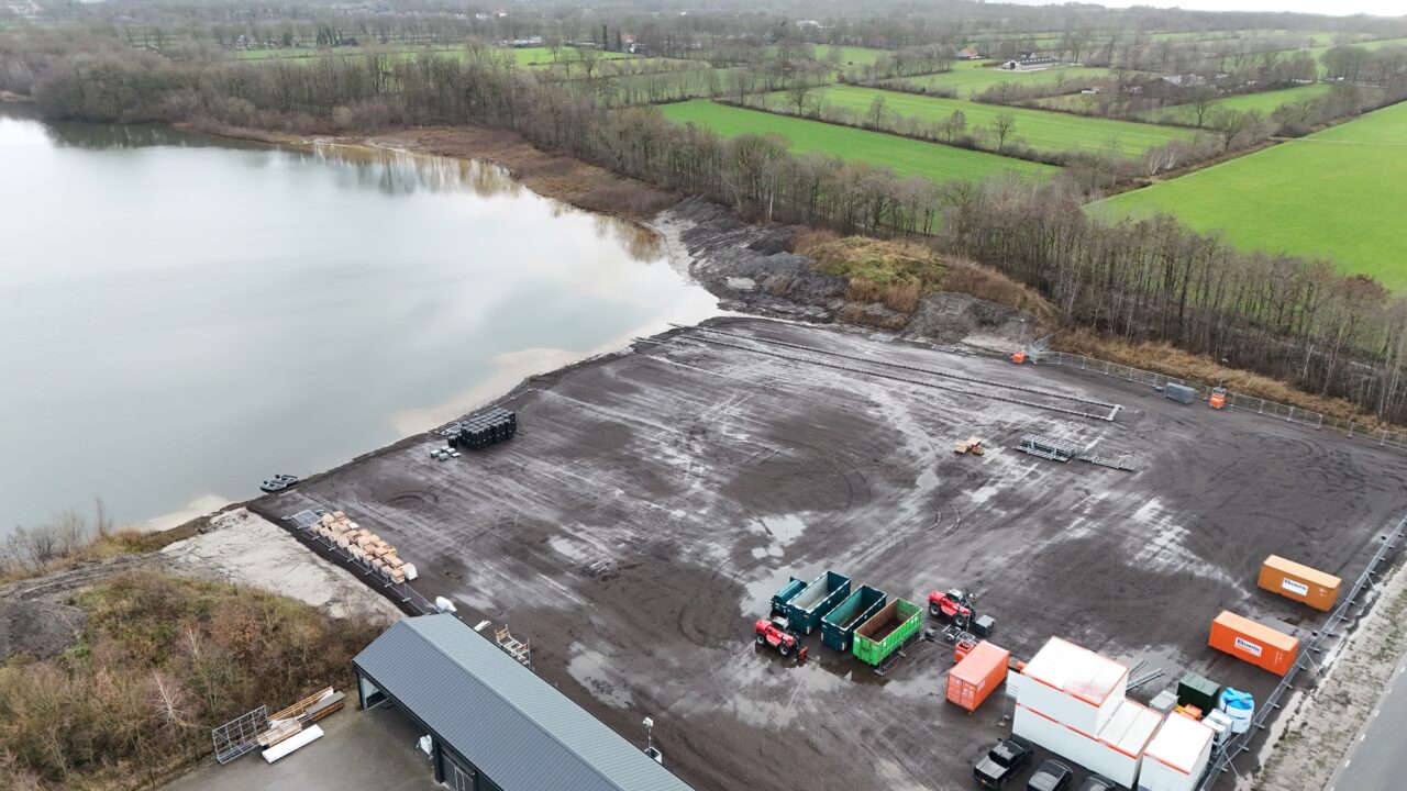 De verharding van het voormalige strandje in beeld
